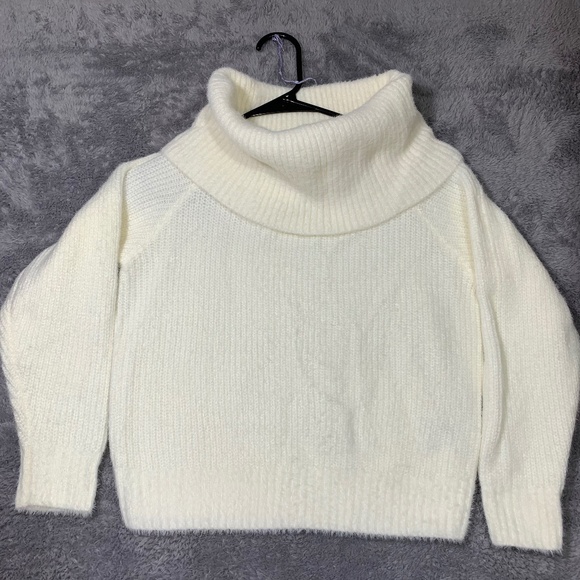 H&M Women’s White Turtleneck Sweater Size Small Cozy Knit Polyamide Acrylic - Picture 1 of 6